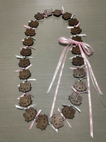 Lei with Wood Hello Kitty - Light Pink & White